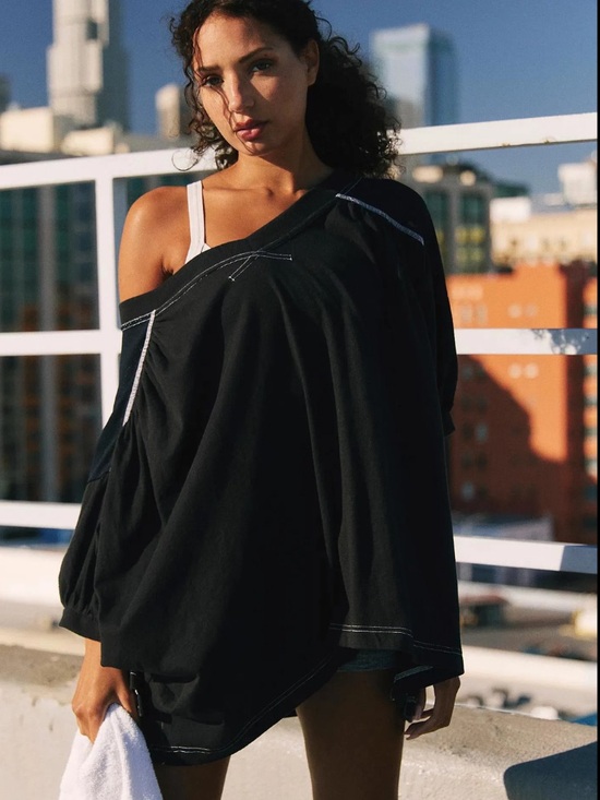 Tops - Field Tee
NWOT
Color- Bkack
FP Movement
OVERSIZED